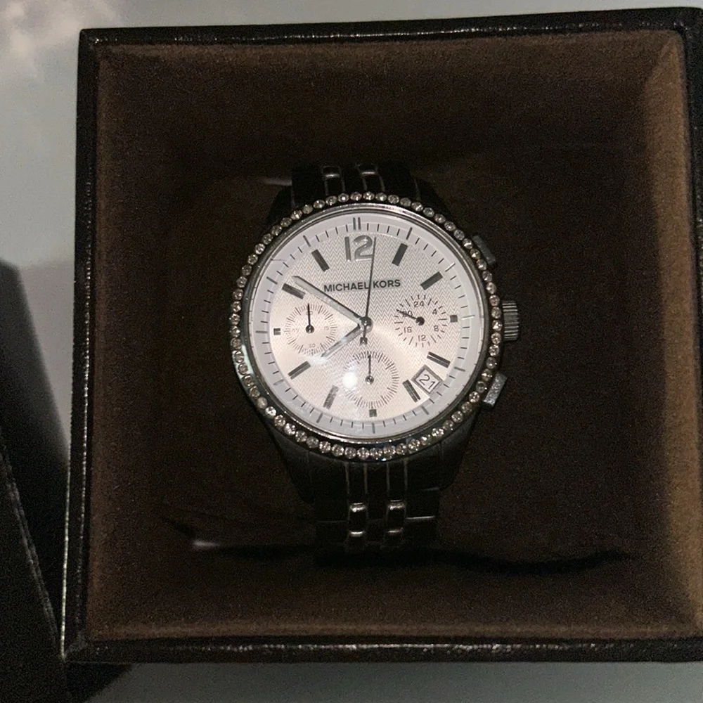 Michael Kors watch, in great construction, needs new batteries. - Picture 3 of 14